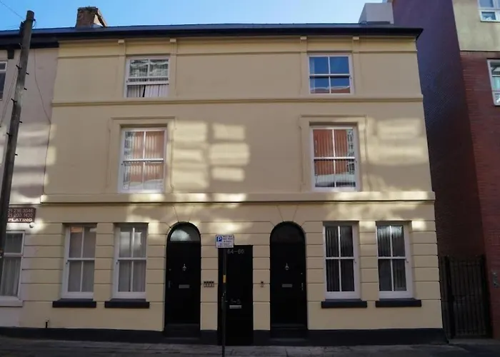 Group Bookings: Up To 30 Guests Across 5 Spacious Flats! Keyless Access Free Wifi & Parking
