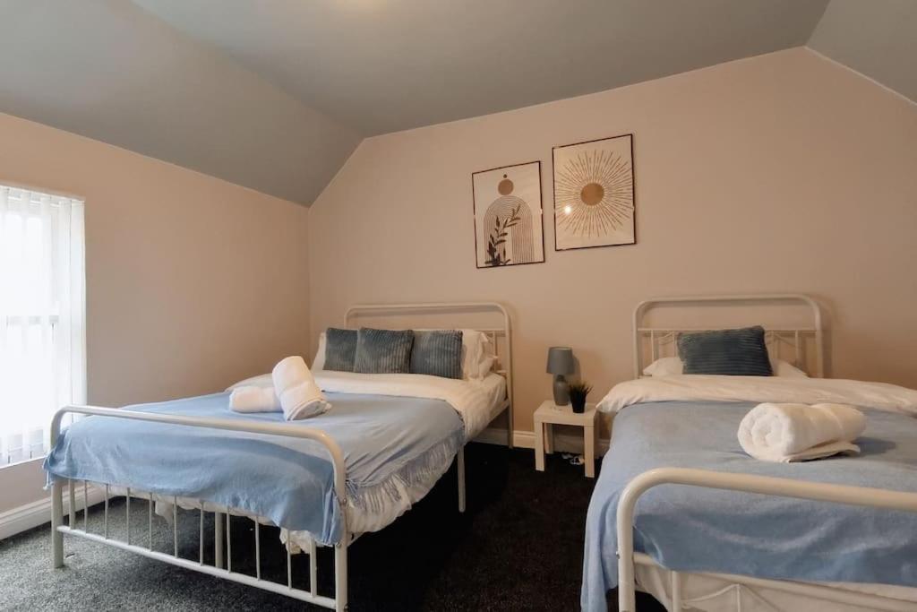 Group Bookings: Up To 30 Guests Across 5 Spacious Flats! Keyless Access Free Wifi & Parking
