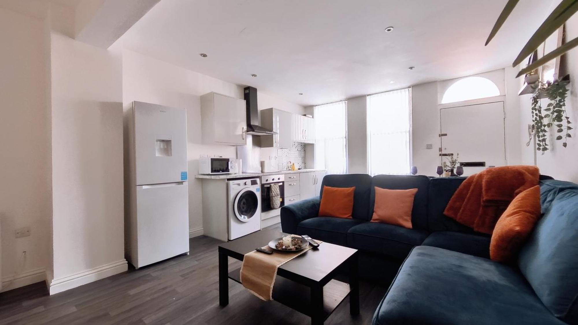 Group Bookings: Up To 30 Guests Across 5 Spacious Flats! Keyless Access Free Wifi & Parking