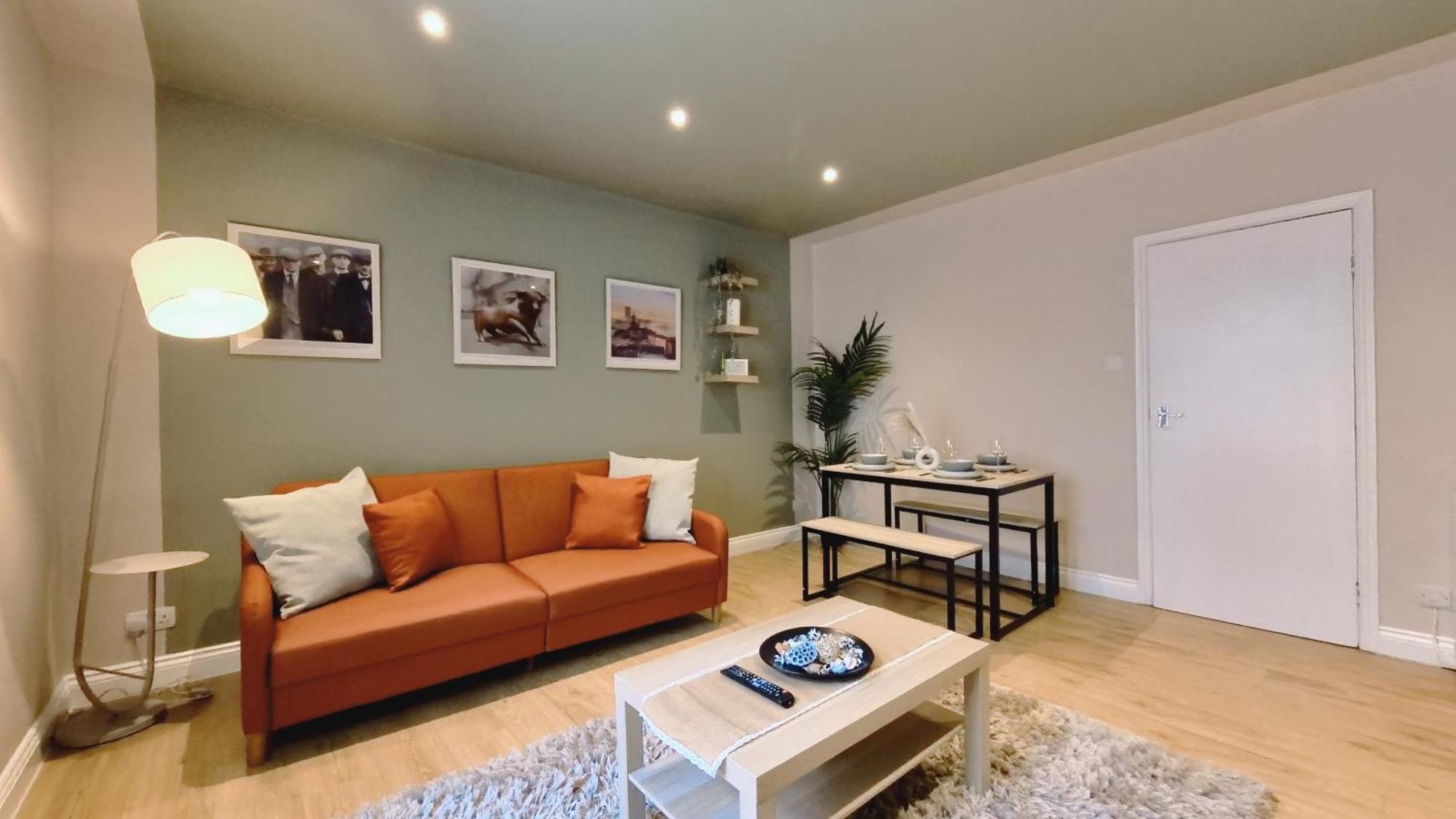 Group Bookings: Up To 30 Guests Across 5 Spacious Flats! Keyless Access Free Wifi & Parking Birmingham