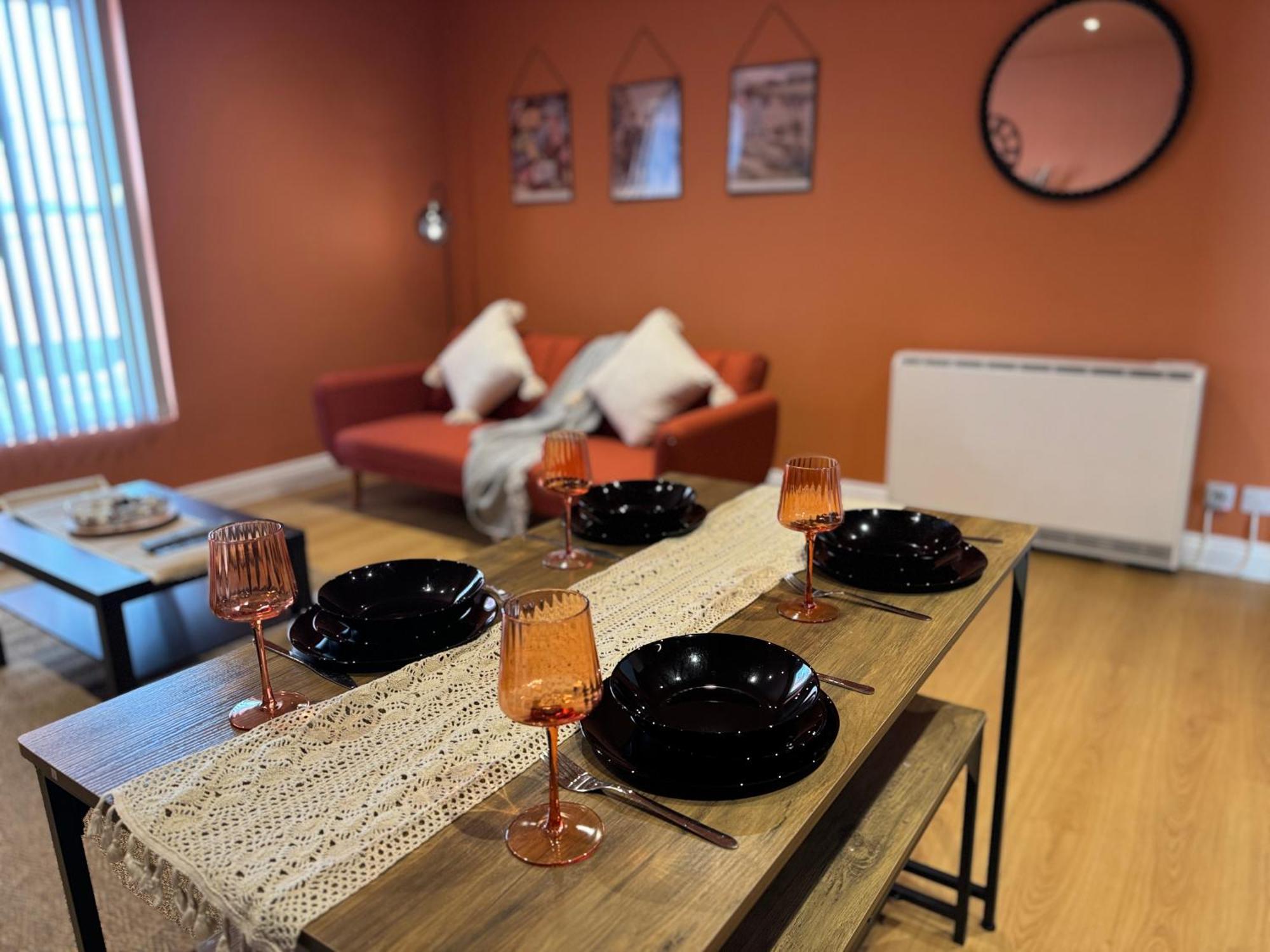 Apartment Group Bookings: Up To 30 Guests Across 5 Spacious Flats! Keyless Access Free Wifi & Parking *