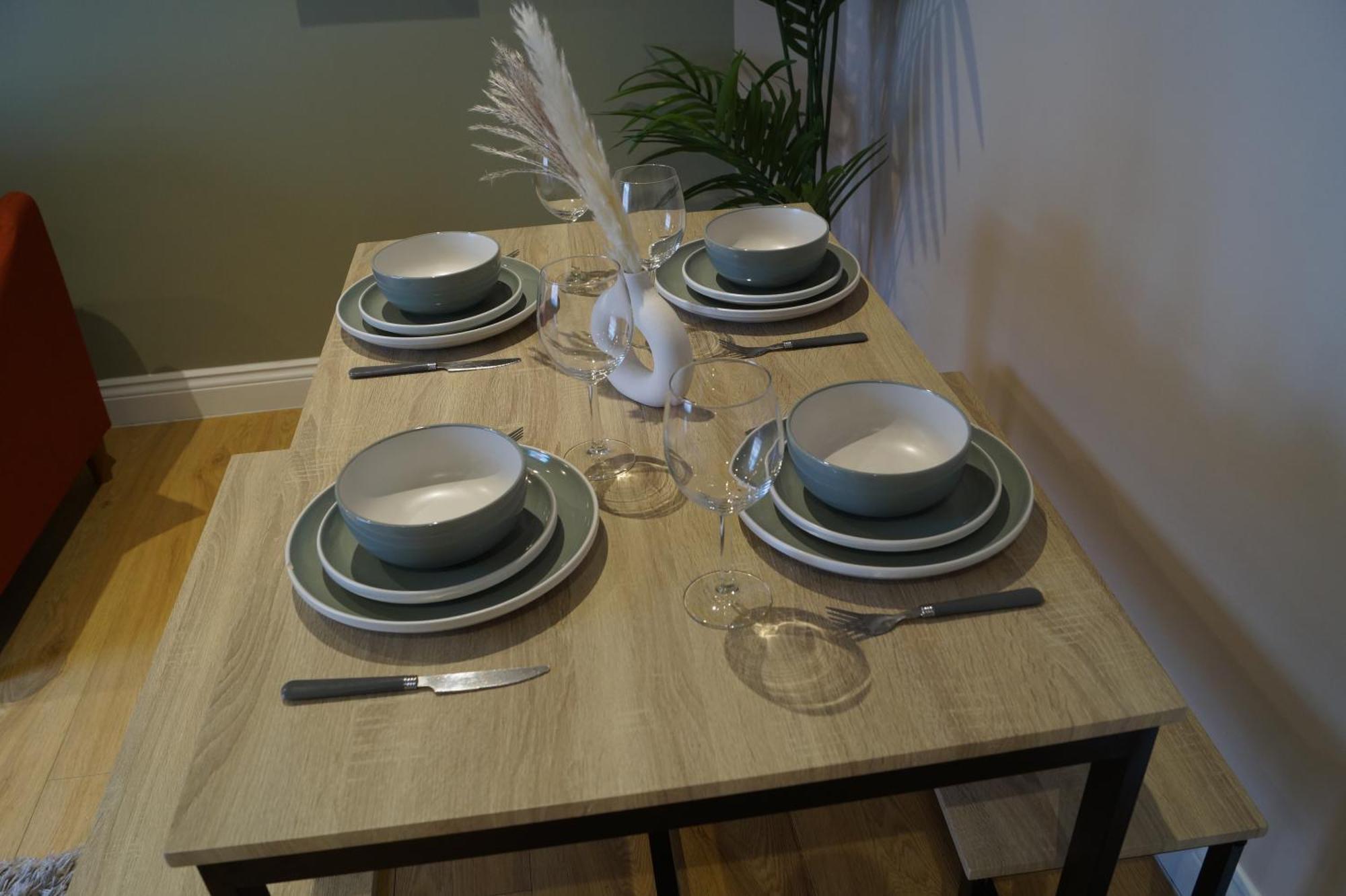 Group Bookings: Up To 30 Guests Across 5 Spacious Flats! Keyless Access Free Wifi & Parking *