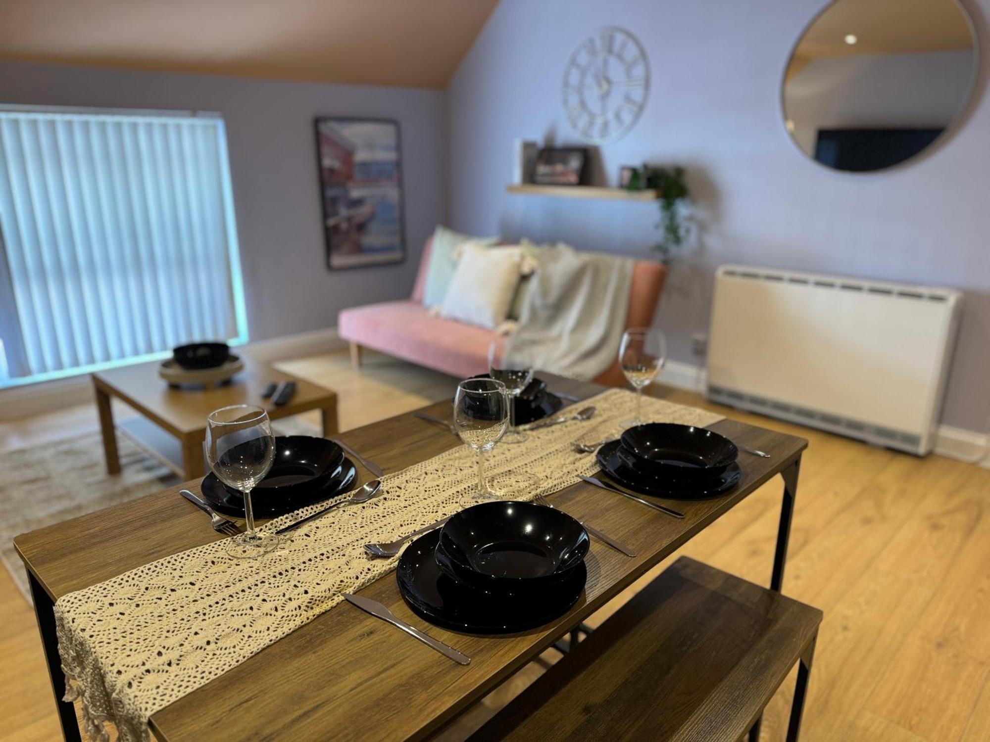 Apartment Group Bookings: Up To 30 Guests Across 5 Spacious Flats! Keyless Access Free Wifi & Parking Birmingham