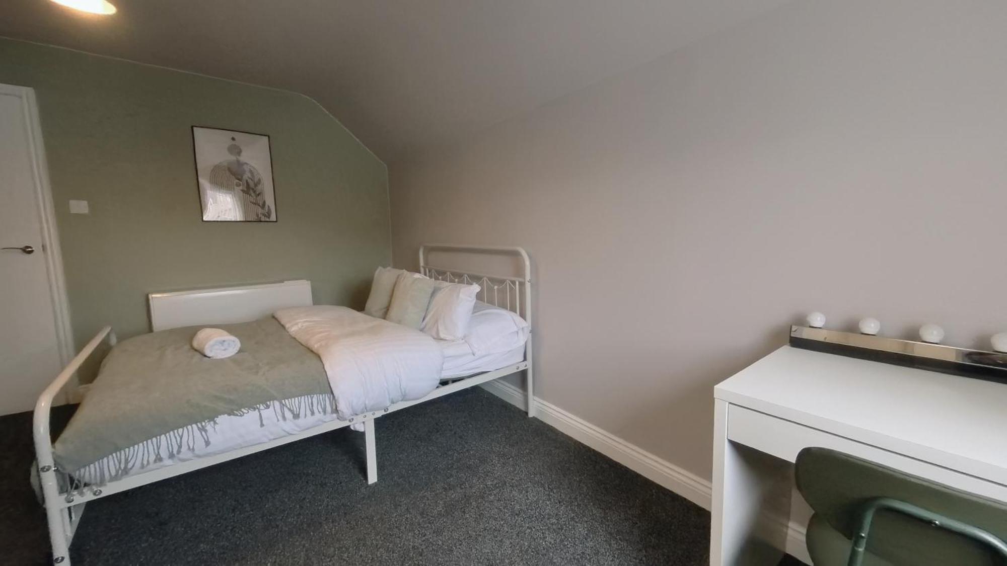 Group Bookings: Up To 30 Guests Across 5 Spacious Flats! Keyless Access Free Wifi & Parking Birmingham