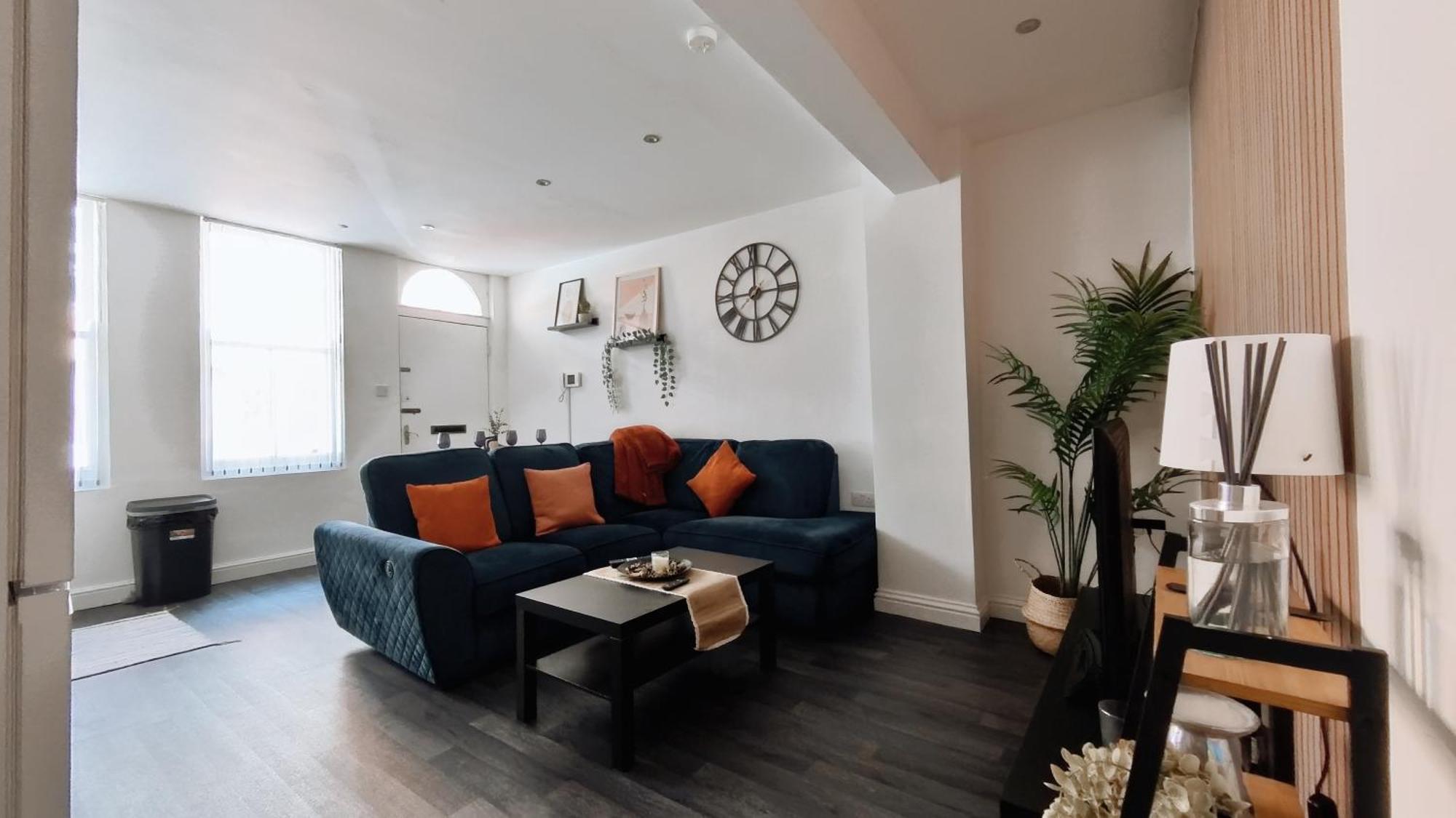 Apartment Group Bookings: Up To 30 Guests Across 5 Spacious Flats! Keyless Access Free Wifi & Parking Birmingham