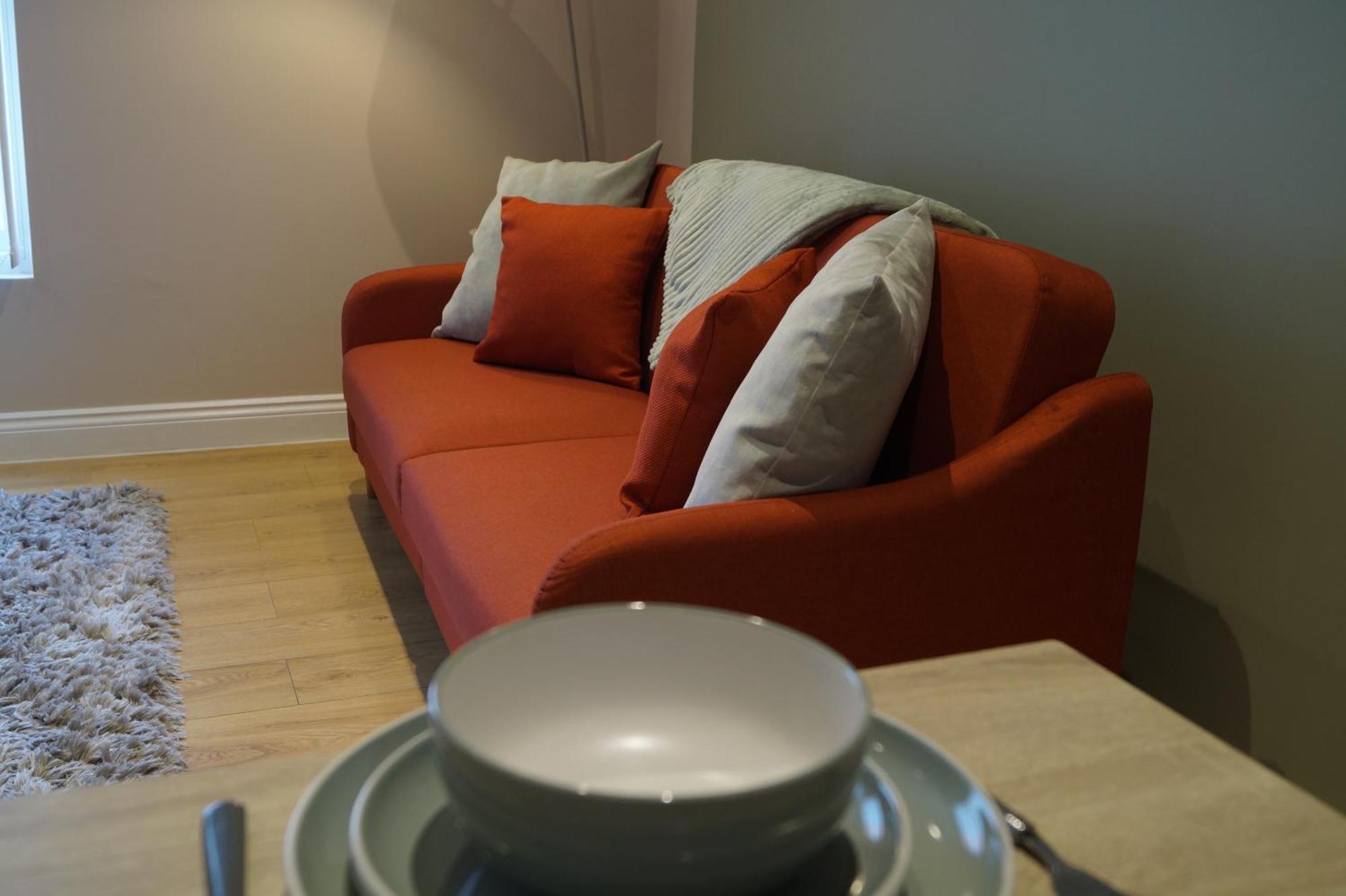 Apartment Group Bookings: Up To 30 Guests Across 5 Spacious Flats! Keyless Access Free Wifi & Parking