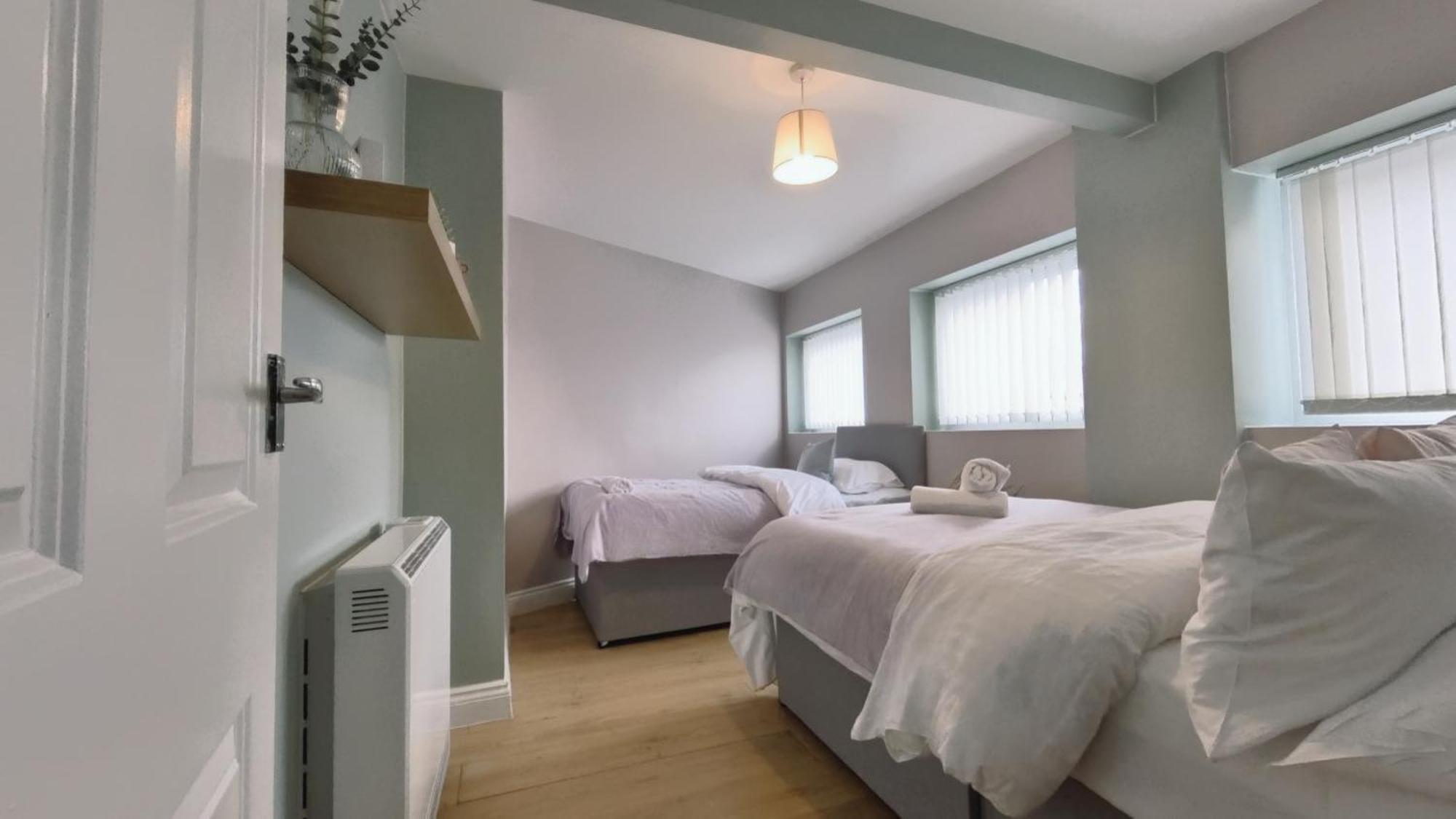 Group Bookings: Up To 30 Guests Across 5 Spacious Flats! Keyless Access Free Wifi & Parking *