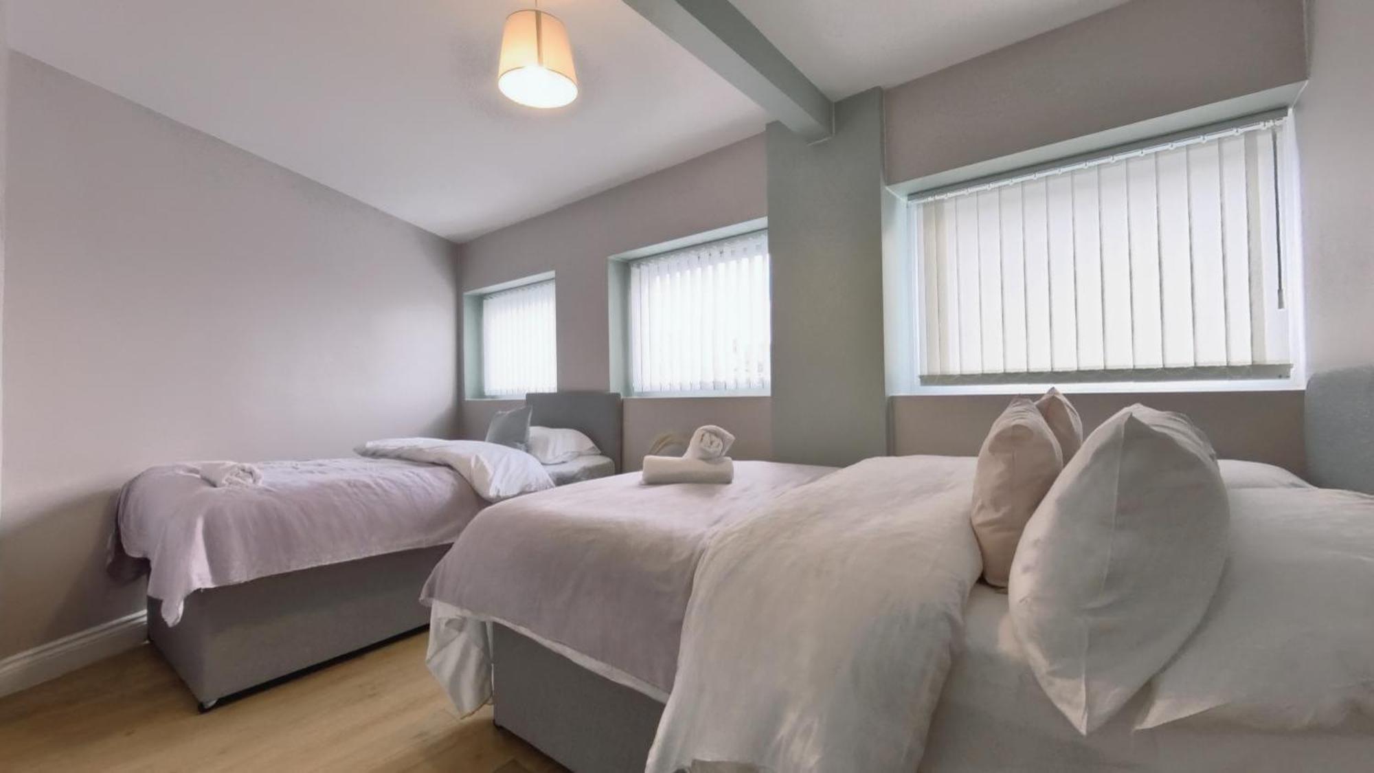 Group Bookings: Up To 30 Guests Across 5 Spacious Flats! Keyless Access Free Wifi & Parking Apartment Birmingham