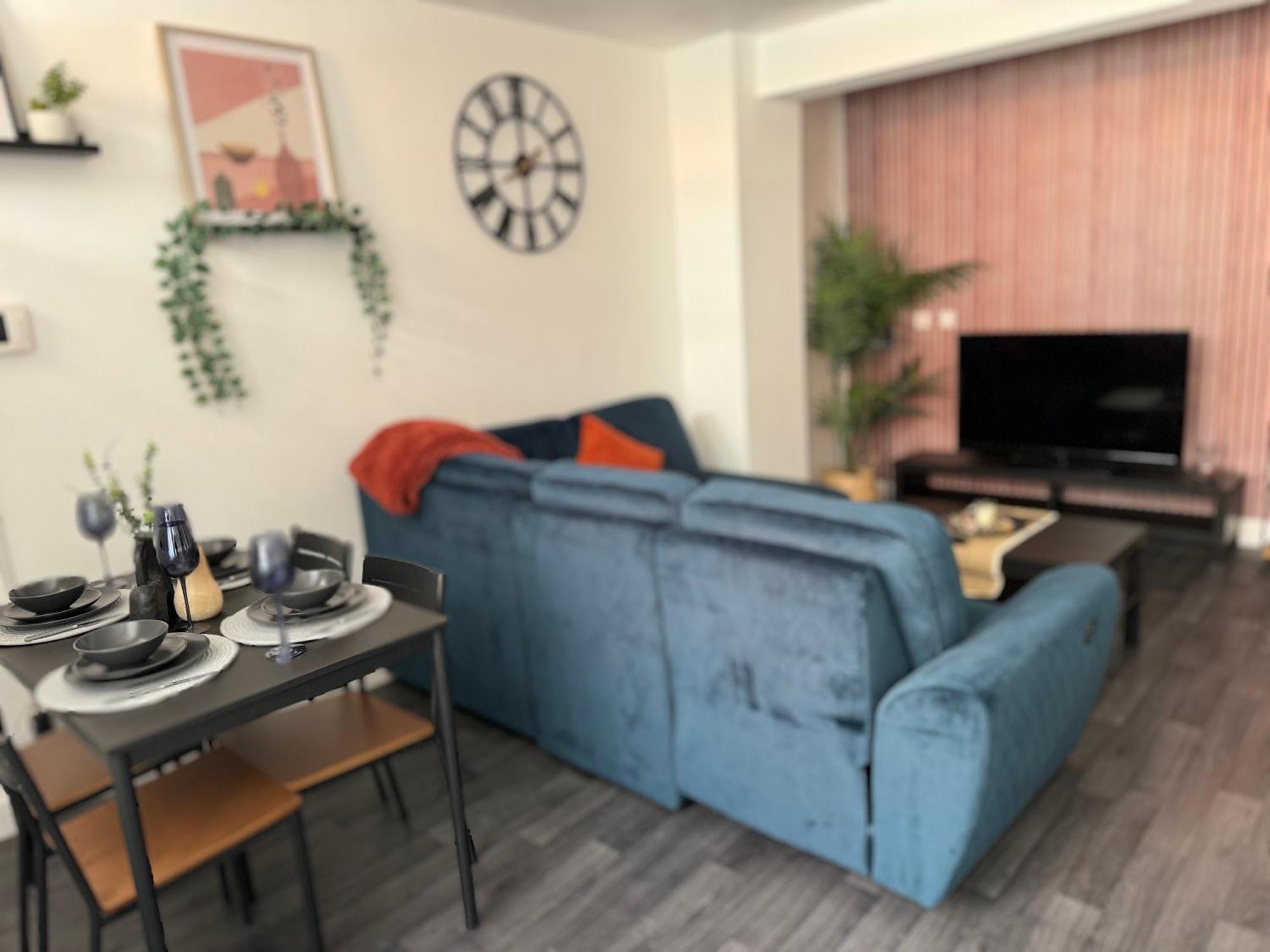 Group Bookings: Up To 30 Guests Across 5 Spacious Flats! Keyless Access Free Wifi & Parking * Birmingham