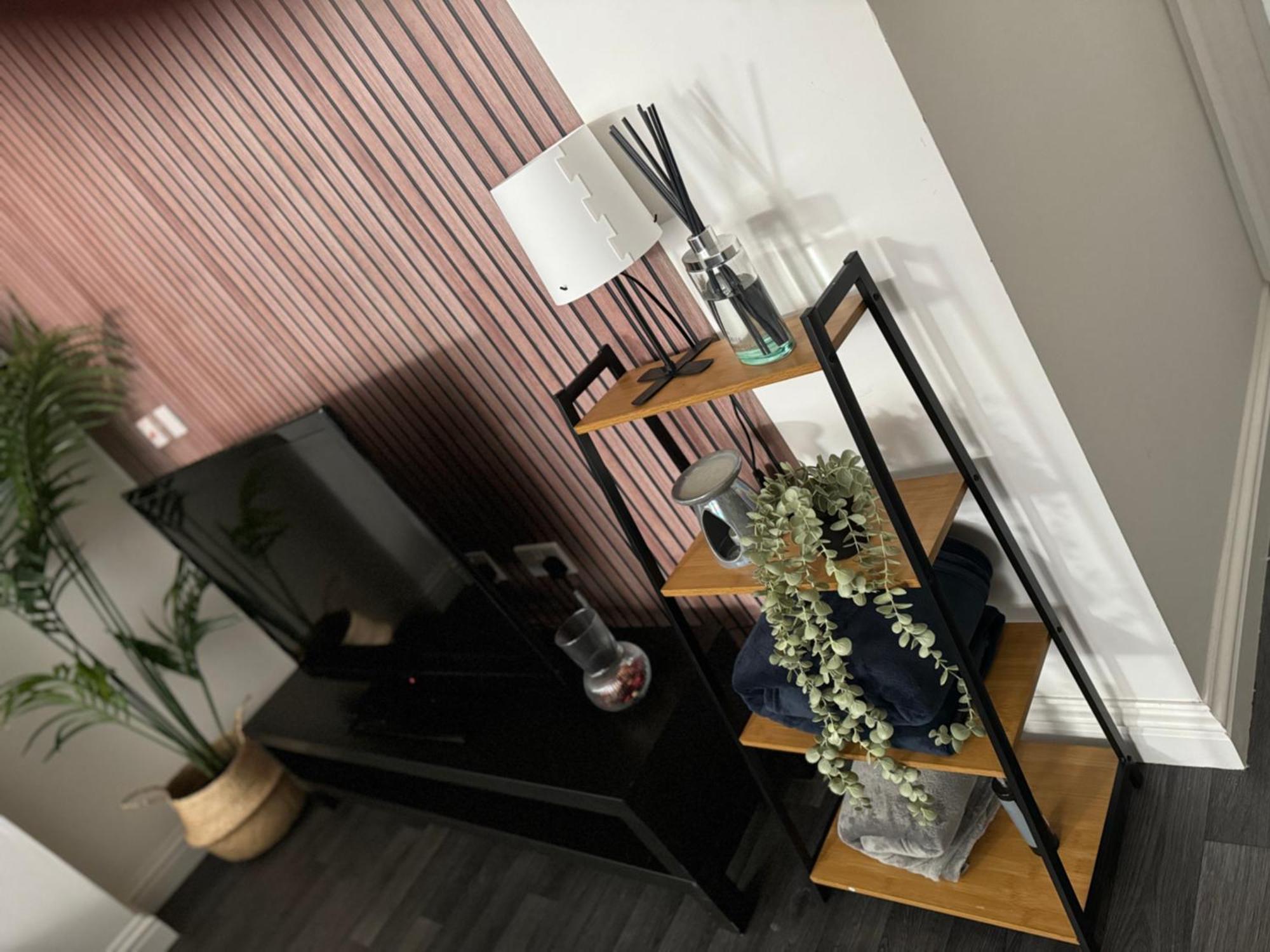 Apartment Group Bookings: Up To 30 Guests Across 5 Spacious Flats! Keyless Access Free Wifi & Parking