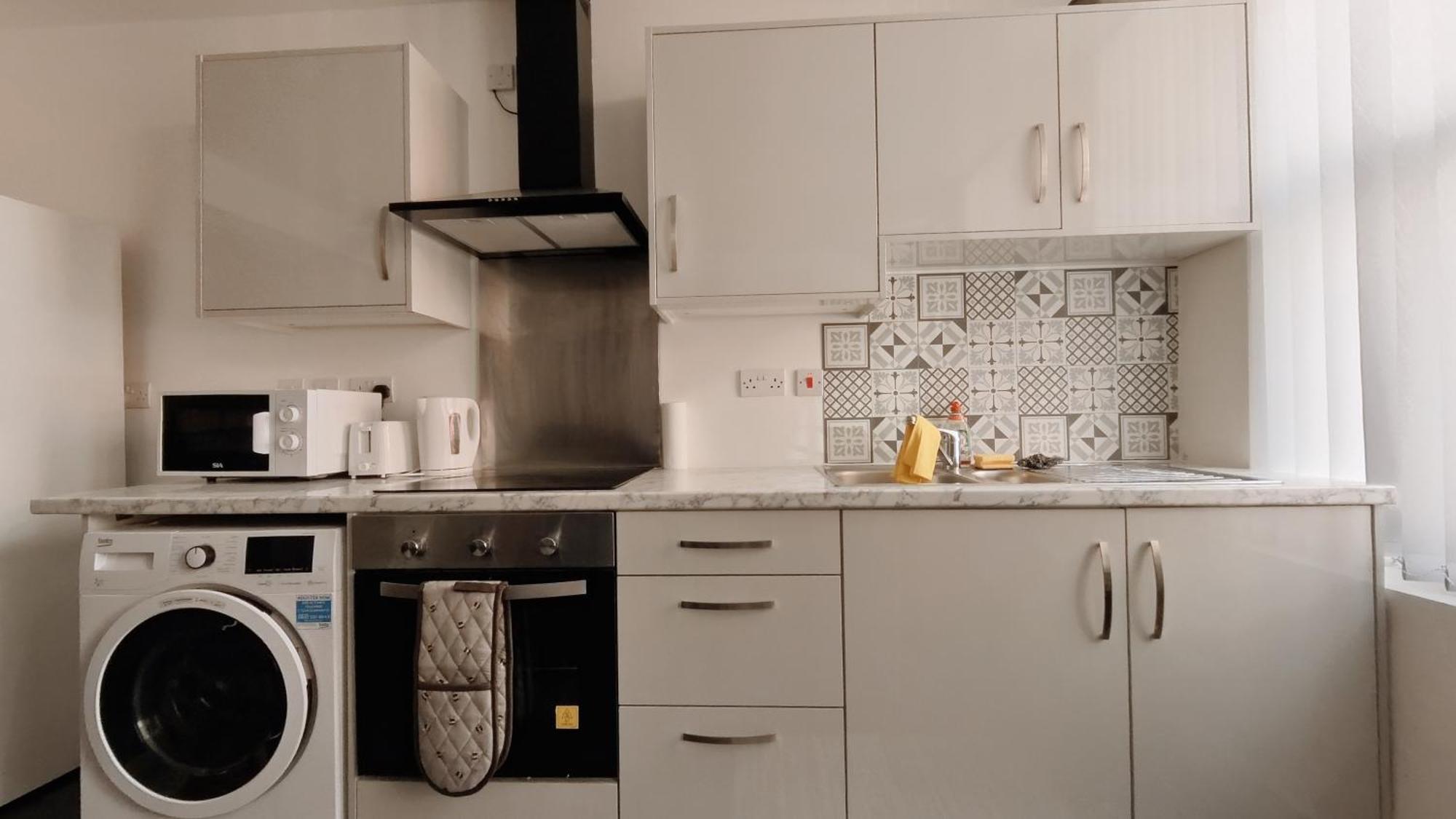 Group Bookings: Up To 30 Guests Across 5 Spacious Flats! Keyless Access Free Wifi & Parking Apartment Birmingham