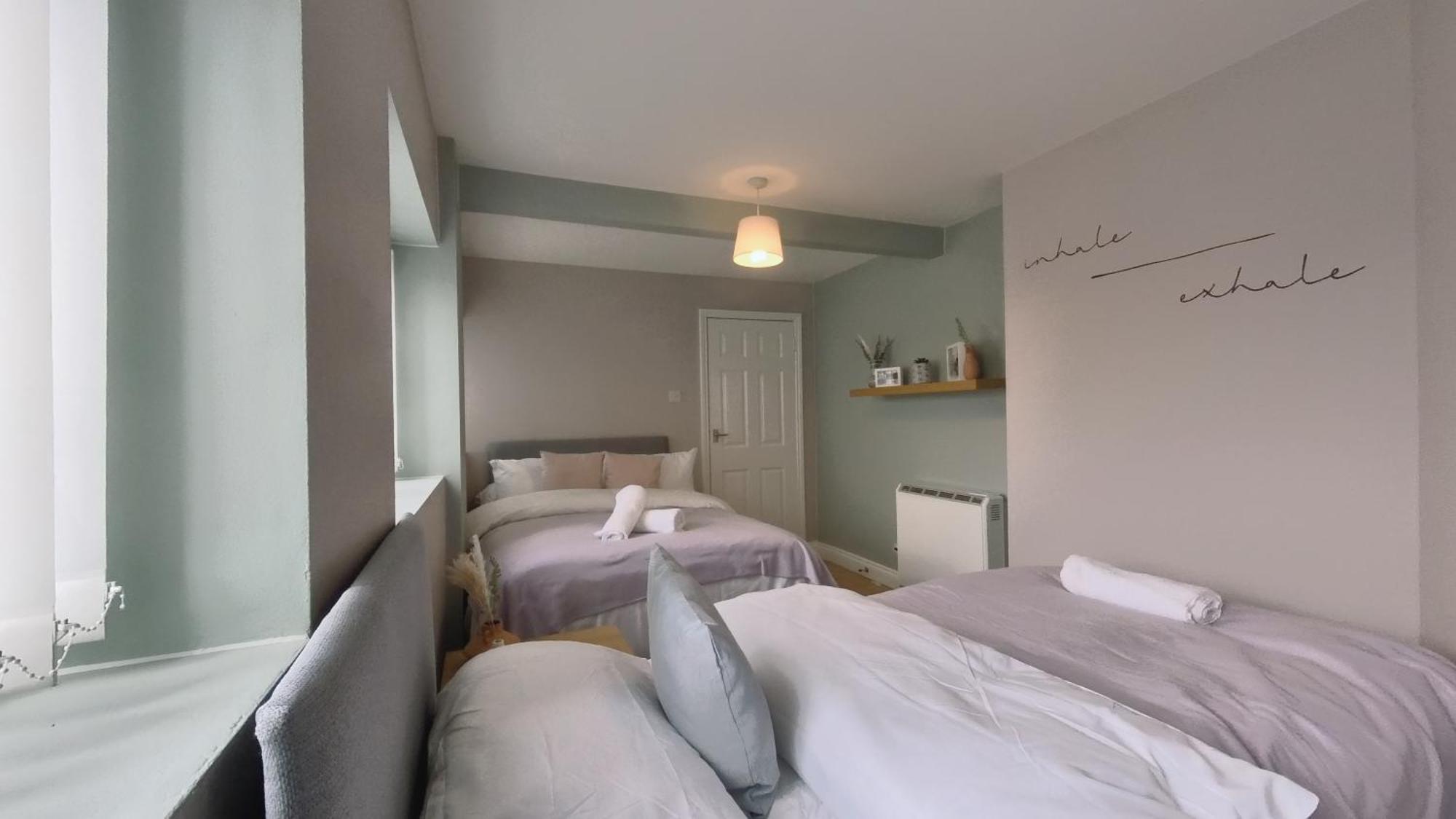 Group Bookings: Up To 30 Guests Across 5 Spacious Flats! Keyless Access Free Wifi & Parking Apartment Birmingham