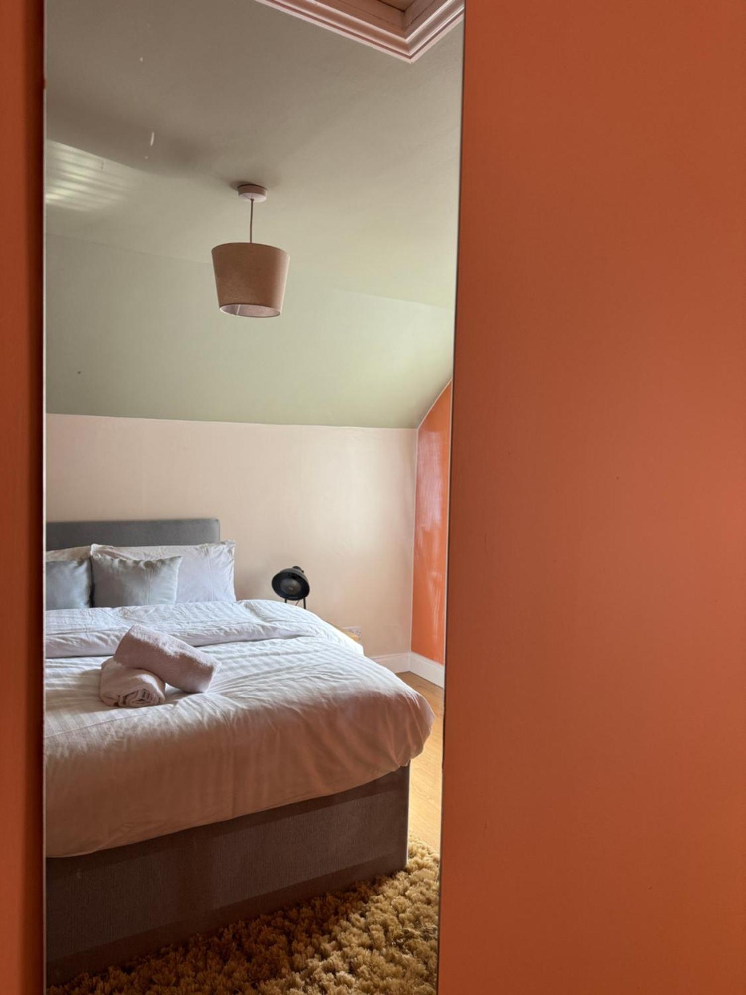 Group Bookings: Up To 30 Guests Across 5 Spacious Flats! Keyless Access Free Wifi & Parking Apartment