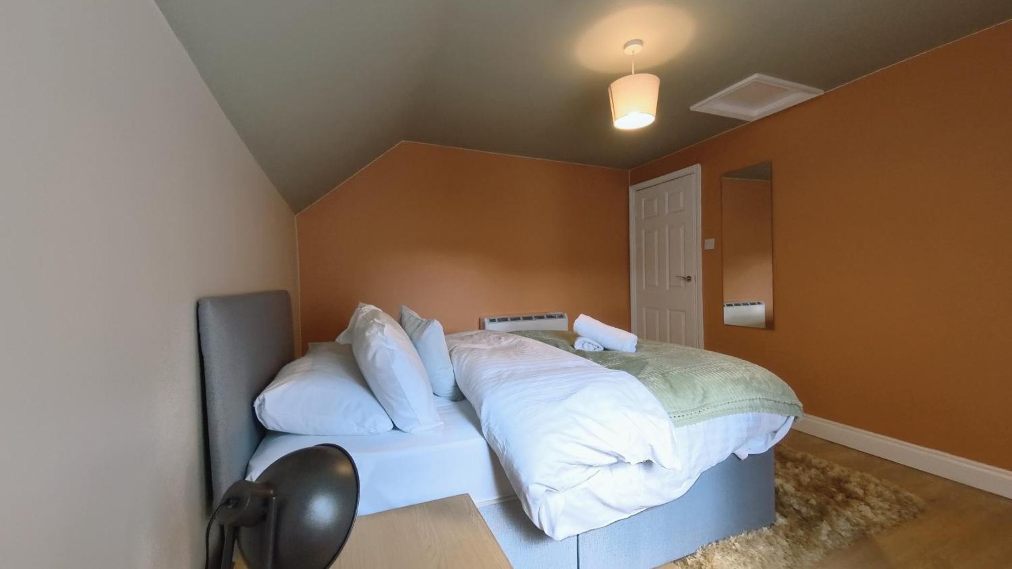 Group Bookings: Up To 30 Guests Across 5 Spacious Flats! Keyless Access Free Wifi & Parking *