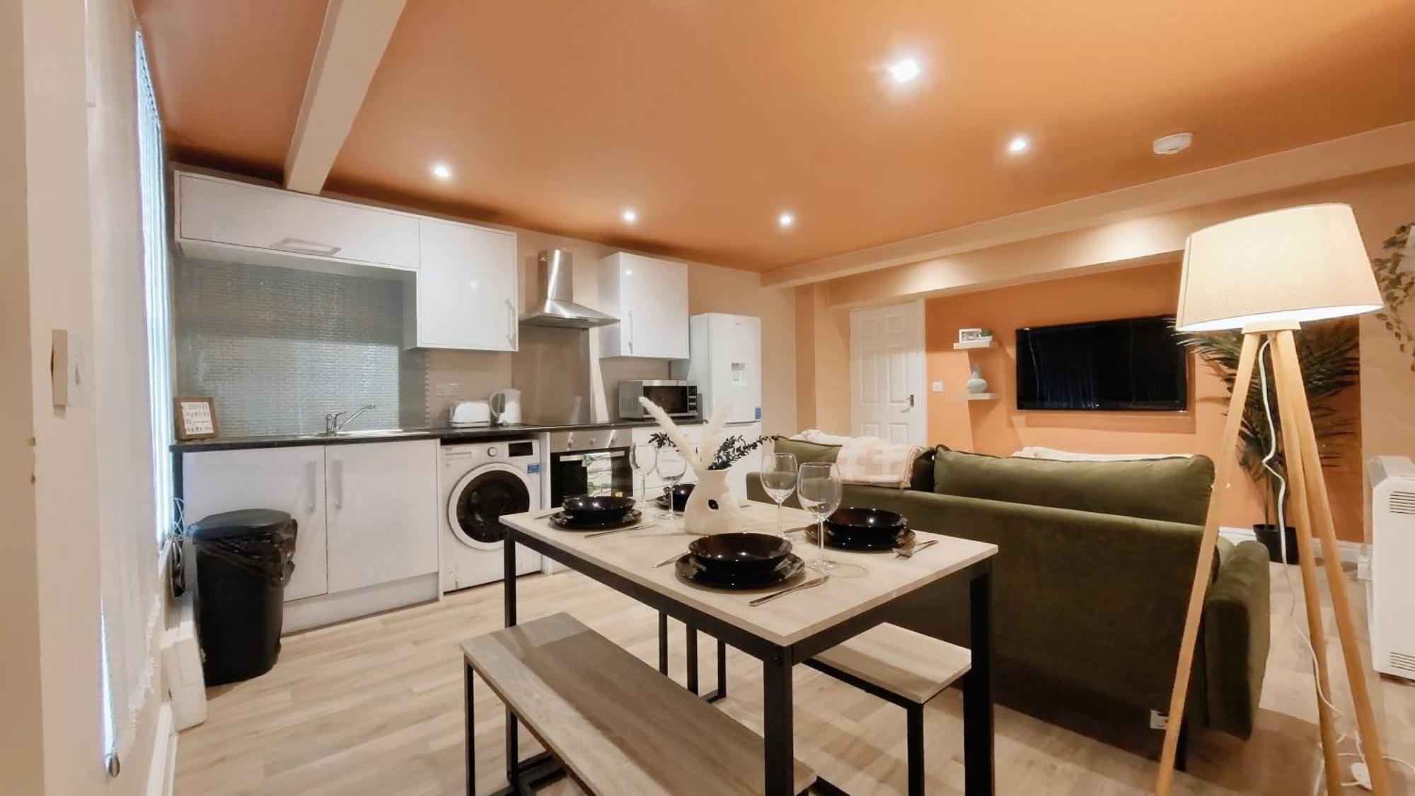 Group Bookings: Up To 30 Guests Across 5 Spacious Flats! Keyless Access Free Wifi & Parking * Birmingham