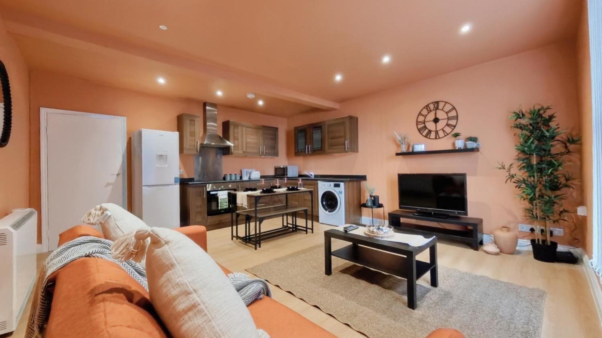 Group Bookings: Up To 30 Guests Across 5 Spacious Flats! Keyless Access Free Wifi & Parking