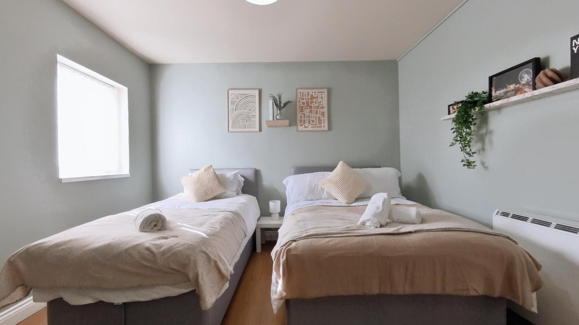Apartment Group Bookings: Up To 30 Guests Across 5 Spacious Flats! Keyless Access Free Wifi & Parking *
