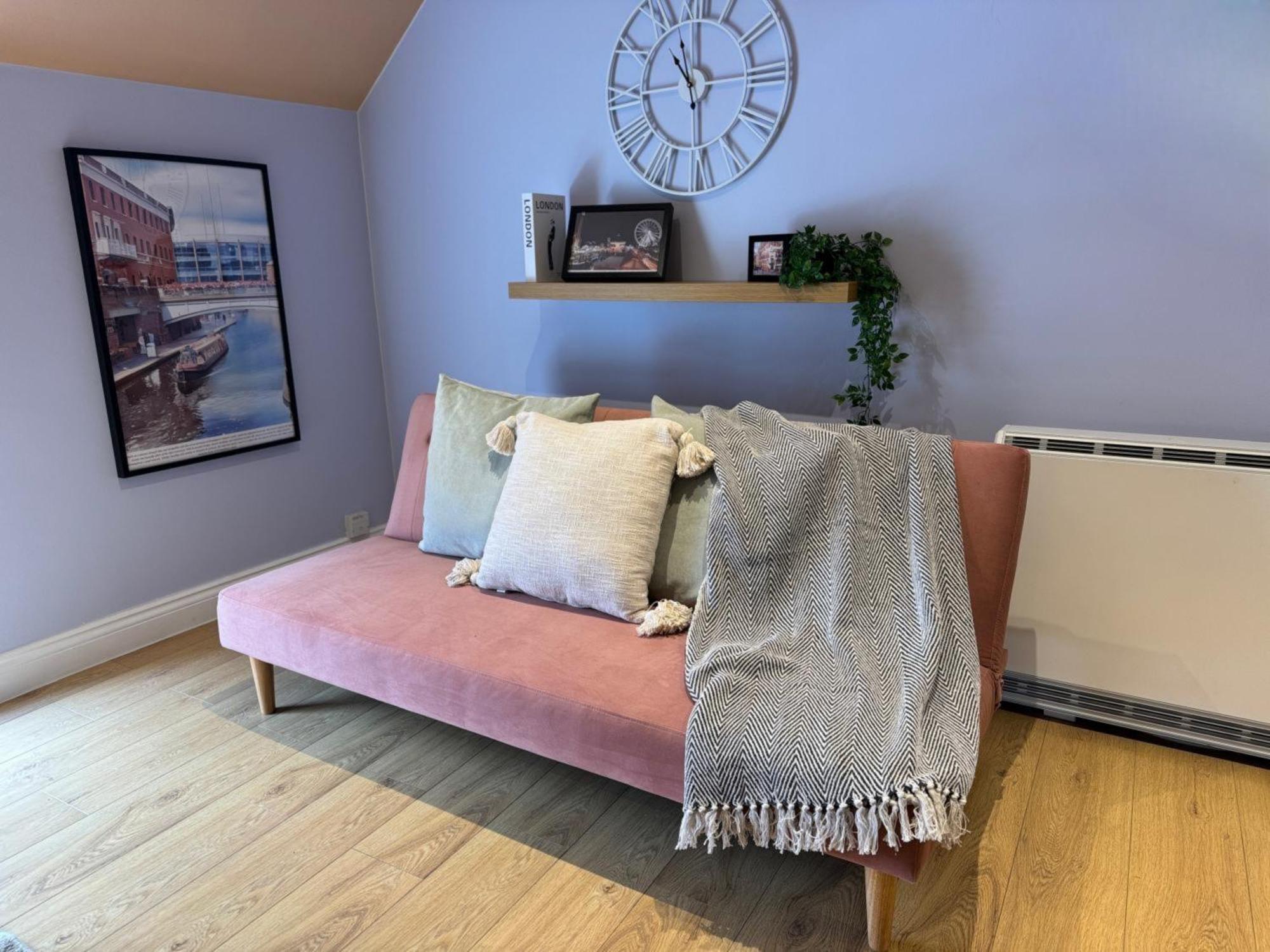 Group Bookings: Up To 30 Guests Across 5 Spacious Flats! Keyless Access Free Wifi & Parking Apartment *