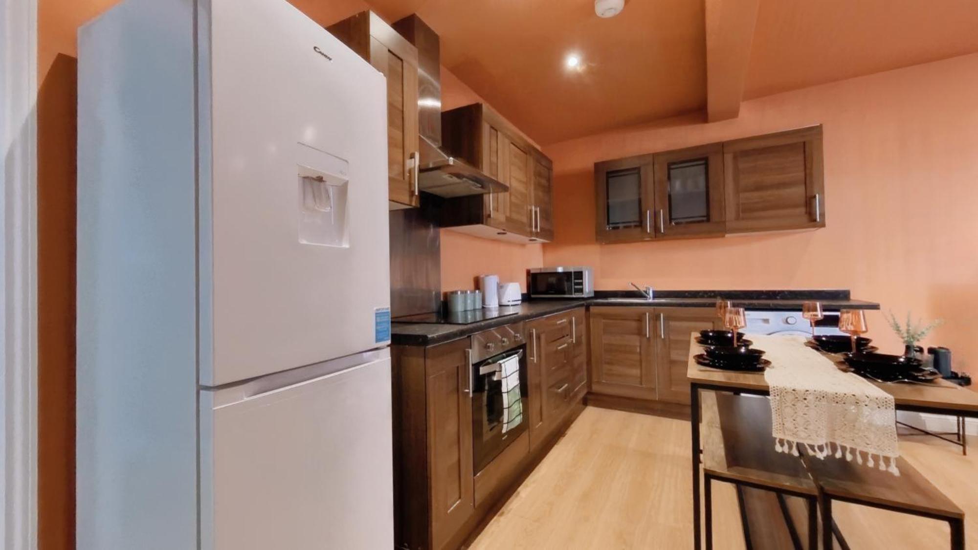Group Bookings: Up To 30 Guests Across 5 Spacious Flats! Keyless Access Free Wifi & Parking * Birmingham