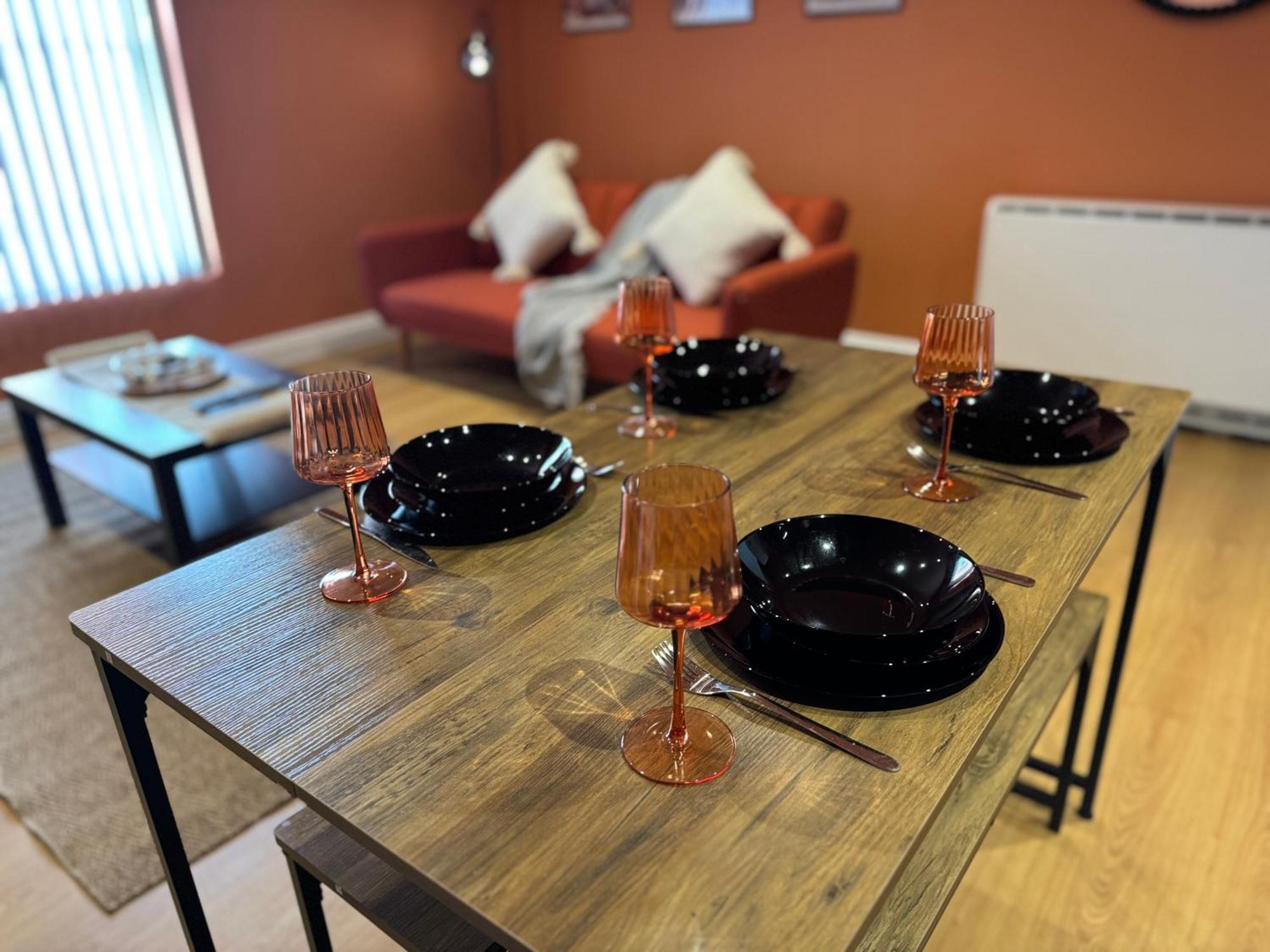 Group Bookings: Up To 30 Guests Across 5 Spacious Flats! Keyless Access Free Wifi & Parking Apartment