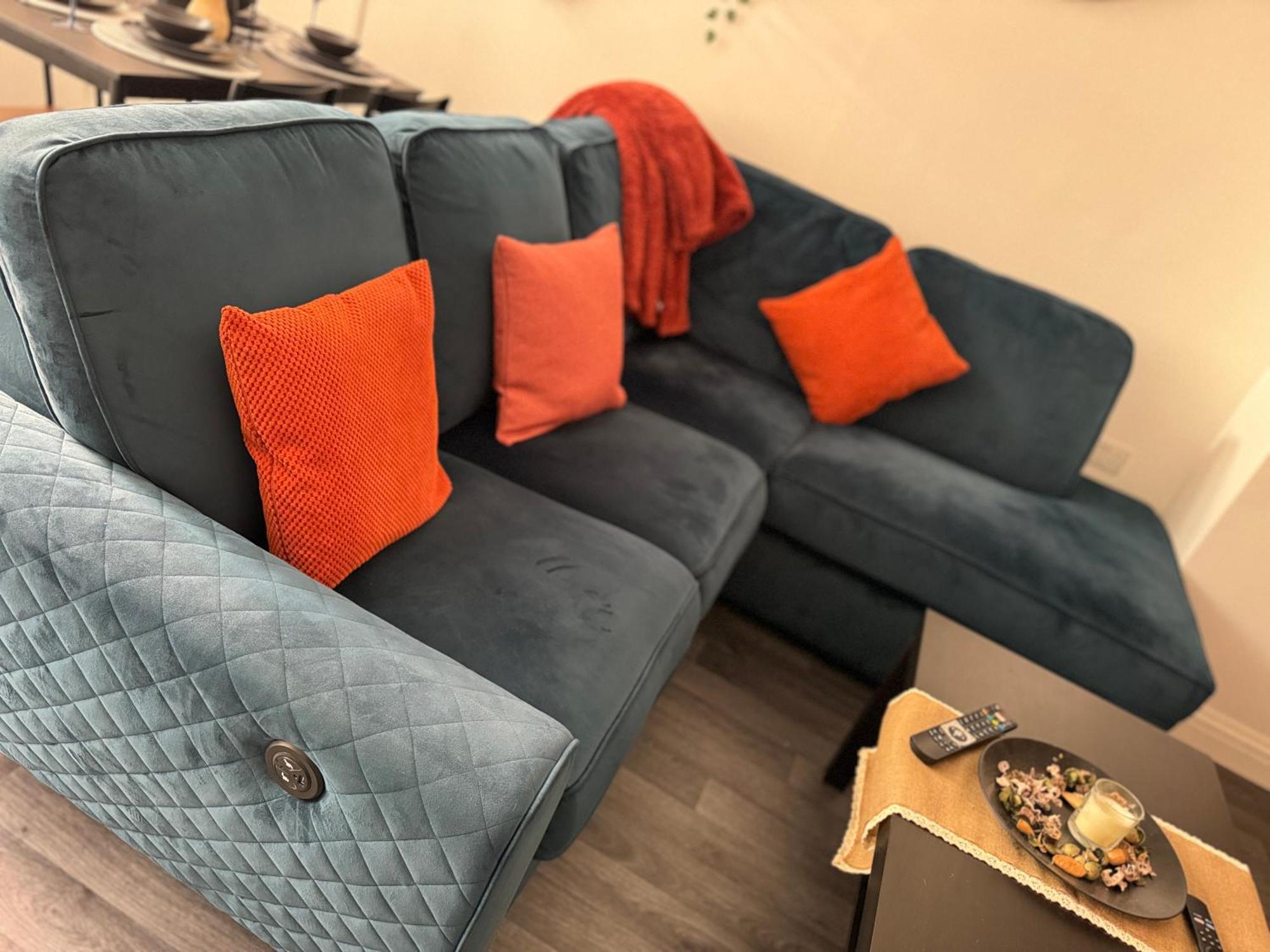Group Bookings: Up To 30 Guests Across 5 Spacious Flats! Keyless Access Free Wifi & Parking Apartment